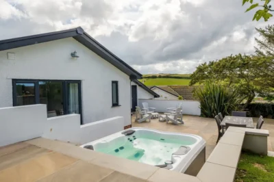 Hope Cove hot tub cottage with pets welcome