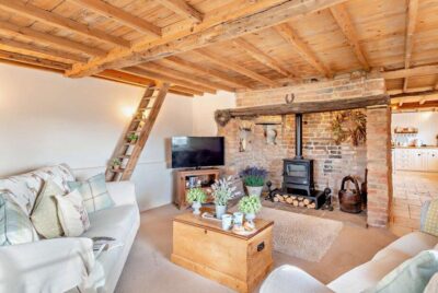 Three bedroom pet friendly thatched cottage