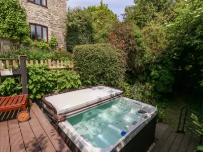 Dorset large cottage with hot tub sleeps 14