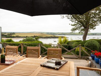 Rock cottage with direct beach access