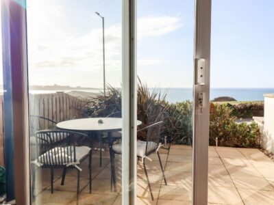 Porth ground floor apartment by the beach