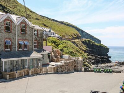 Cornwall cottage with direct beach access