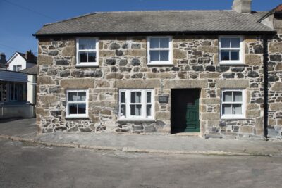 Newlyn pet friendly stone cottage sleeps 6