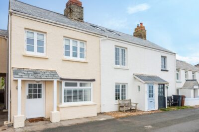 Beesands seafront pet friendly cottage