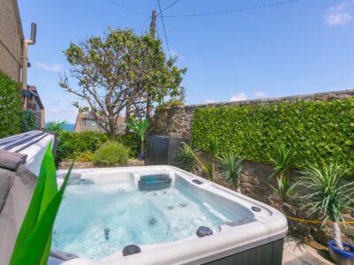 St Ives hot tub cottage with parking sleeps 6